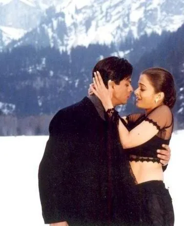 Кадр из Влюбленные (2000) Кадр 3 из фильма Влюбленные / Mohabbatein (2000)