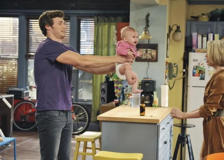 Кадр из Папочка (2012) Кадр 2 из сериала Папочка / Baby Daddy (2012)