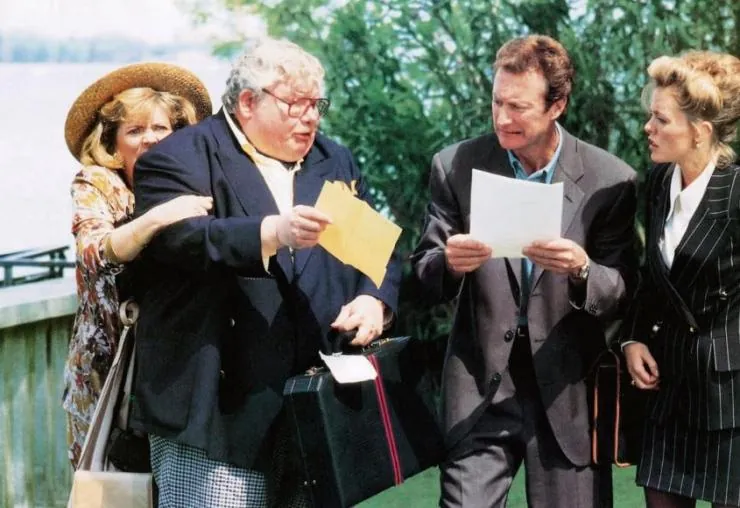Кадр из Во всем виноват посыльный (1992) Кадр 1 из фильма Во всем виноват посыльный / Blame It on the Bellboy (1992)