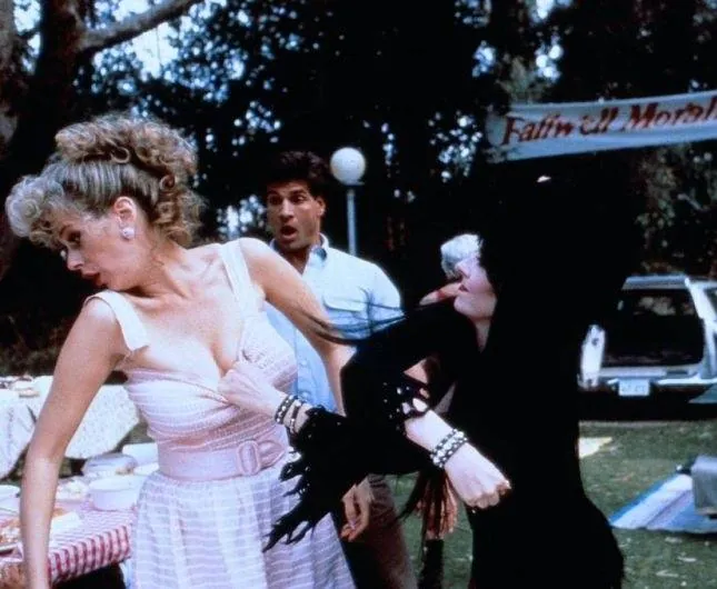 Кадр из Эльвира: Повелительница тьмы (1988) Кадр 2 из фильма Эльвира: Повелительница тьмы / Elvira: Mistress of the Dark (1988)