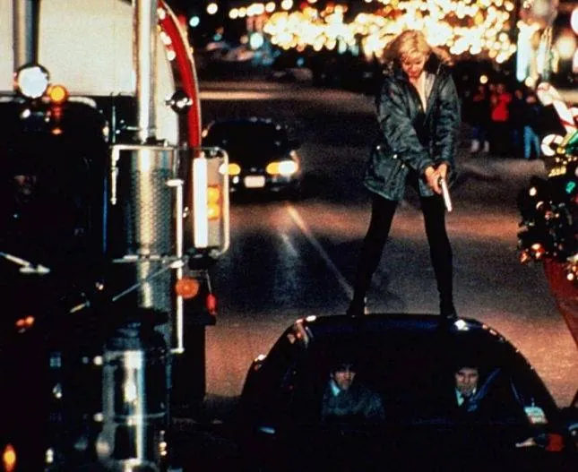 Кадр из Долгий поцелуй на ночь (1996) Кадр 1 из фильма Долгий поцелуй на ночь / The Long Kiss Goodnight (1996)