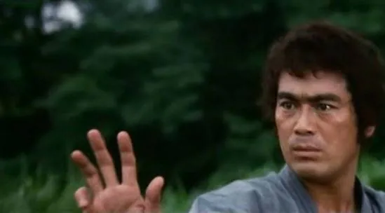 Кадр из Обреченный на одиночество (1975) Кадр 1 из фильма Обреченный на одиночество / Kenka karate kyokushinken (1975)