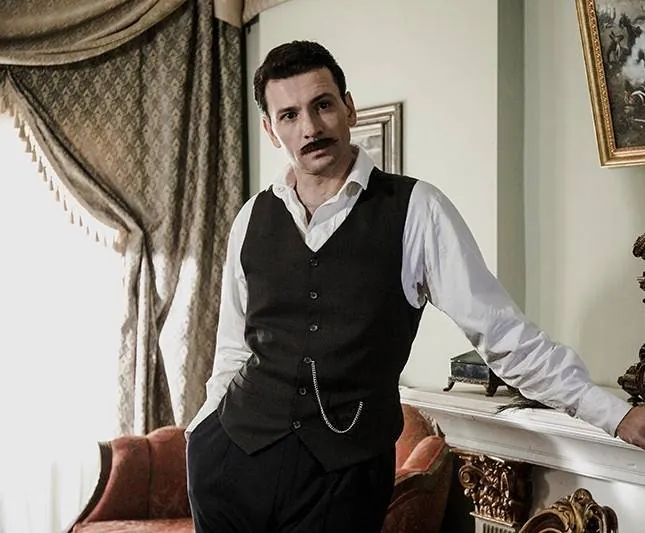 Кадр из Адвокатъ Ардашевъ. Маскарад со смертью (2019) Кадр 1 из сериала Адвокатъ Ардашевъ. Маскарад со смертью (2019)