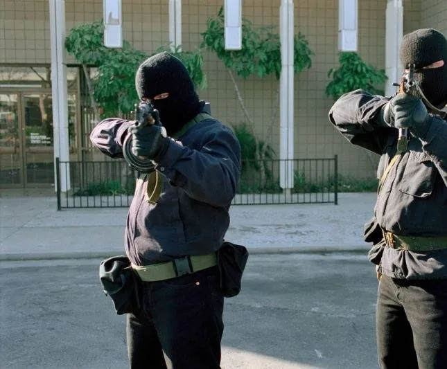 Кадр из 44 минуты: Бойня в северном Голливуде (2003) Кадр 2 из фильма 44 минуты: Бойня в северном Голливуде / 44 Minutes: The North Hollywood Shoot-Out (2003)