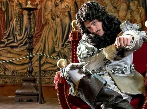 Кадр из Ужасные истории со Стивеном Фраем (2011) Кадр 1 из сериала Ужасные истории со Стивеном Фраем / Horrible Histories with Stephen Fry (2011)
