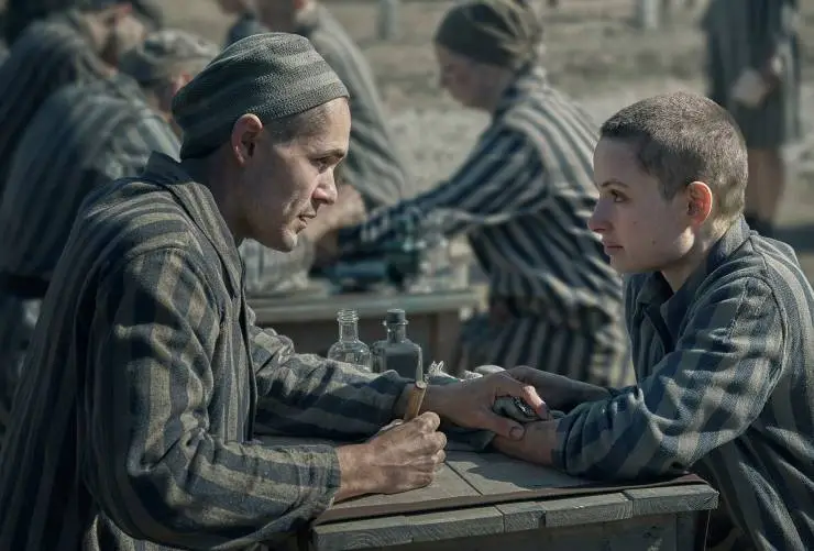 Кадр из Татуировщик из Освенцима (2024) Кадр 2 из сериала Татуировщик из Освенцима / The Tattooist of Auschwitz (2024)