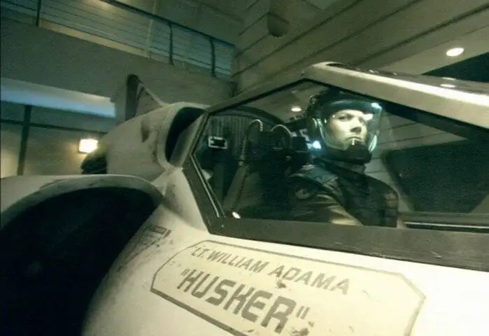 Кадр из Звёздный крейсер «Галактика»: Лезвие – ретроспекция (2007) Кадр 3 из сериала Звёздный крейсер «Галактика»: Лезвие – ретроспекция / Battlestar Galactica: Razor Flashbacks (2007)