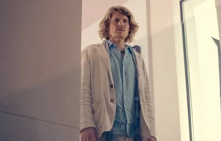 Кадр из Человек против пчелы (2022) Кадр 3 из сериала Человек против пчелы / Man vs. Bee (2022)