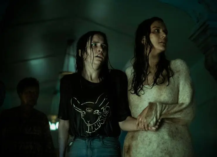 Кадр из Извне (2022) Кадр 3 из сериала Извне / From (2022)