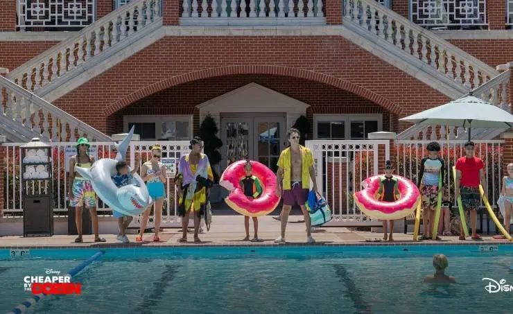 Кадр из Оптом дешевле (2022) Кадр 2 из фильма Оптом дешевле / Cheaper by the Dozen (2022)