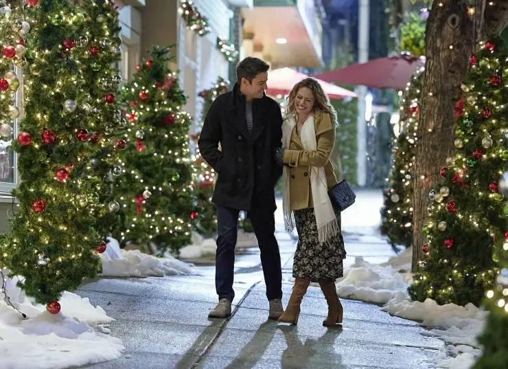 Кадр из Необычное Рождество (2021) Кадр 2 из фильма Необычное Рождество / An Unexpected Christmas (2021)