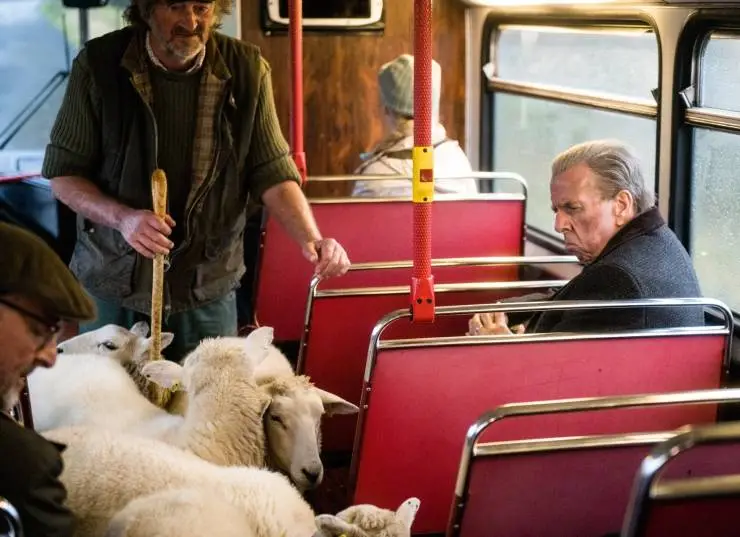 Кадр из Автостопом на автобусе (2021) Кадр 2 из фильма Автостопом на автобусе / The Last Bus (2021)