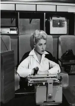Кадр из Фи (1954) Кадр 3 из фильма Фи / Phffft (1954)