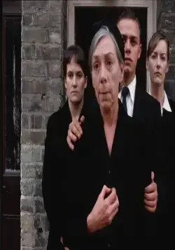 Кадр из Далекие голоса, застывшие жизни (1988) Кадр 1 из фильма Далекие голоса, застывшие жизни / Distant Voices, Still Lives (1988)