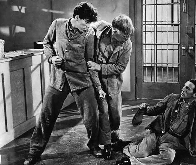 Кадр из Преступление тебе с рук не сойдет (1939) Кадр 3 из фильма Преступление тебе с рук не сойдет / You Can't Get Away with Murder (1939)